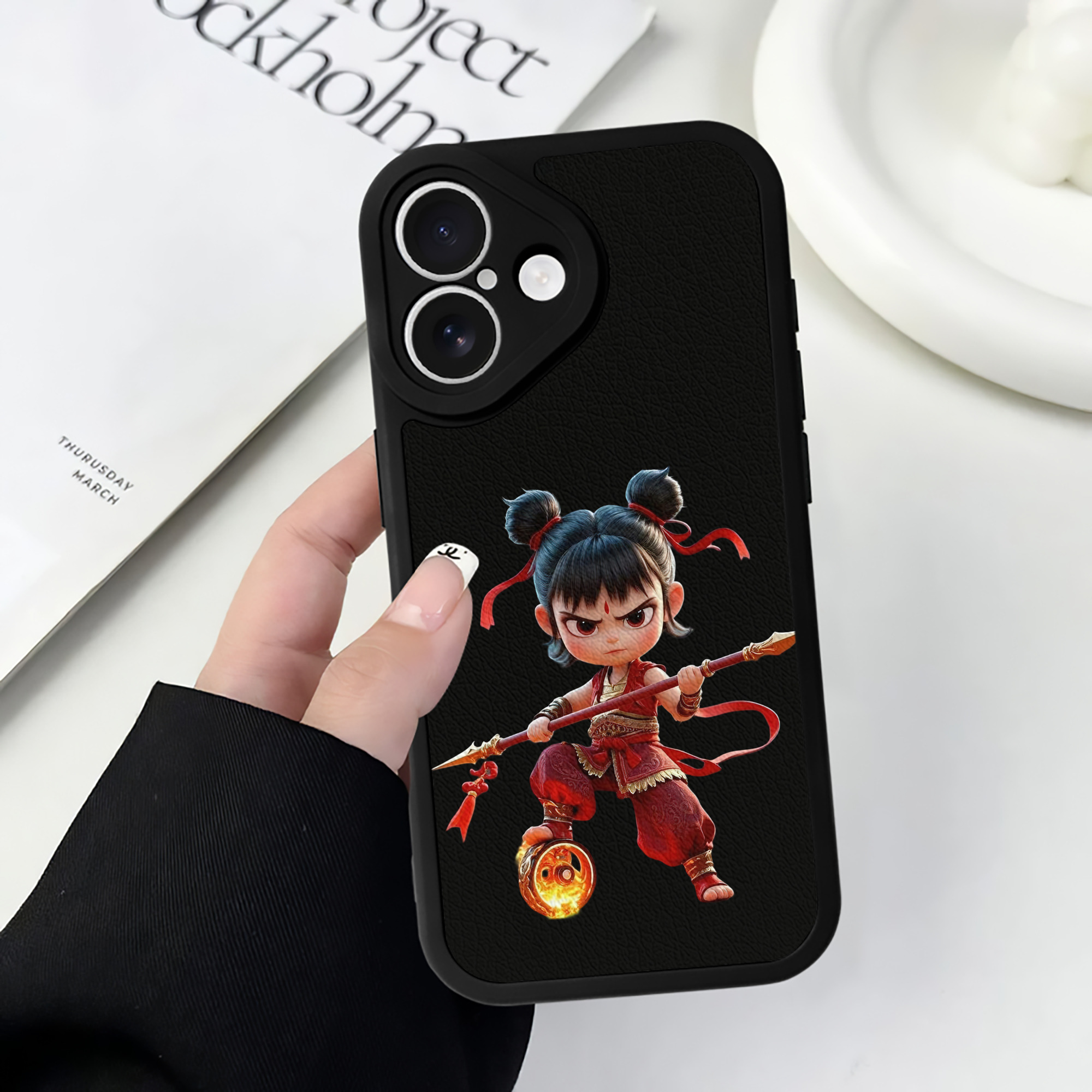 （画像用） Ne Zha 2 ナタ 魔童の大暴れ 【iPhone 16シリーズ対応】シリコンスマホケース（レザー調） 材質：シリコン